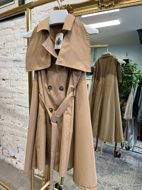 SLEEVELESS TRENCH DRESS WITH CAPE