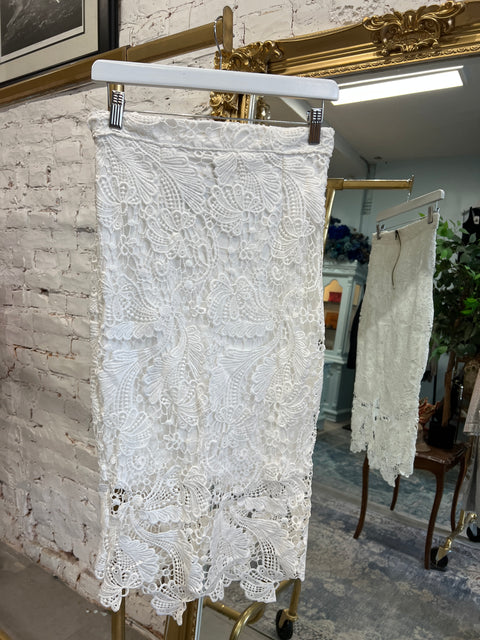 WHITE LACE SKIRT